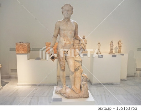 ギリシャのアテネ　国立考古学博物館　男性の石像 135153752