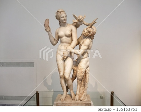 ギリシャのアテネ 国立考古学博物館 女神の像 ギリシャのアテネ 国立考古学博物館 女神の像 135153753
