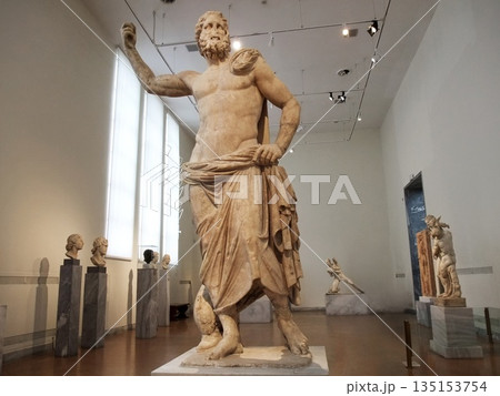 ギリシャのアテネ　国立考古学博物館　力強い男性の石像 135153754