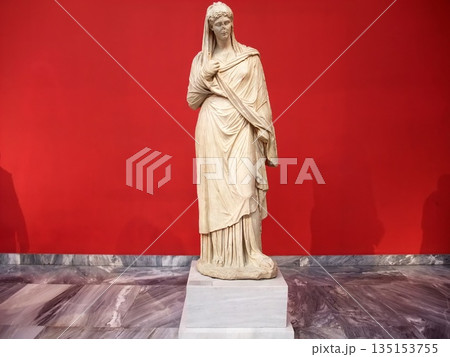 ギリシャのアテネ　国立考古学博物館　聖母の像 135153755