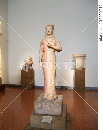 ギリシャのアテネ 国立考古学博物館 アルカイックスマイルを見る ギリシャのアテネ 国立考古学博物館 アルカイックスマイルを見る 135153759