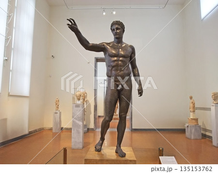 ギリシャのアテネ　国立考古学博物館　男性の像 135153762