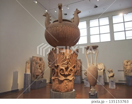 ギリシャのアテネ 国立考古学博物館 石壺 ギリシャのアテネ 国立考古学博物館 石壺 135153763