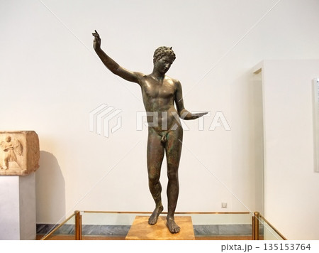 ギリシャのアテネ 国立考古学博物館 力強い男性の像 ギリシャのアテネ 国立考古学博物館 力強い男性の像 135153764