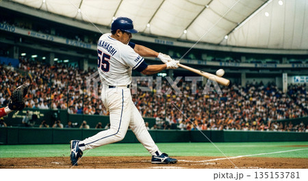 ドーム球場ホームランを打つ野球選手 135153781
