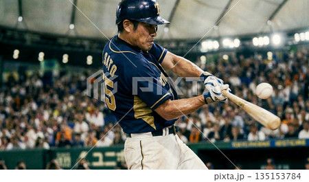 ドーム球場ホームランを打つ野球選手 135153784