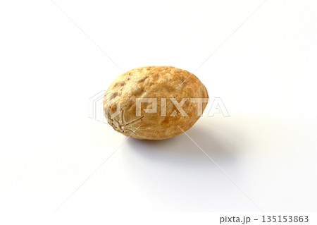 白背景の殻付き落花生 135153863