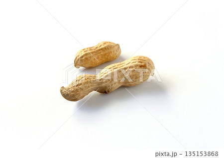 白背景の殻付き落花生 白背景の殻付き落花生 135153868