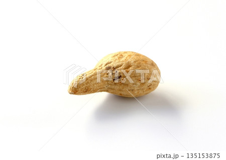 白背景の殻付き落花生 135153875