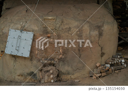 滋賀県甲賀市の焼き物の町信楽町に唯一残る登り窯を撮影 135154030