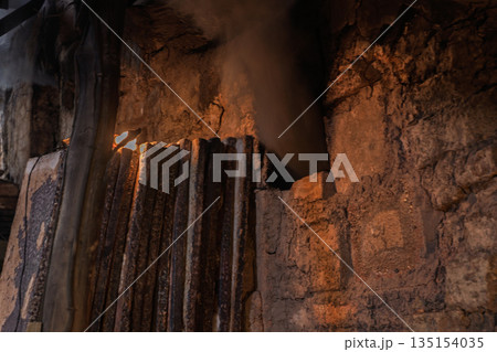 滋賀県甲賀市の焼き物の町信楽町に唯一残る登り窯を撮影 135154035