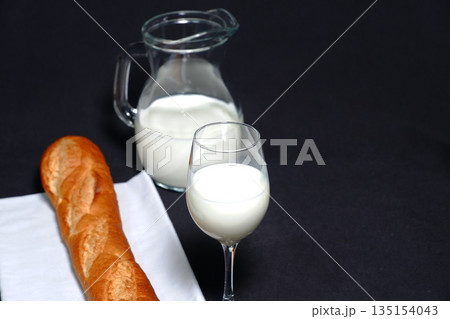 牛乳とフランスパン（6） 135154043
