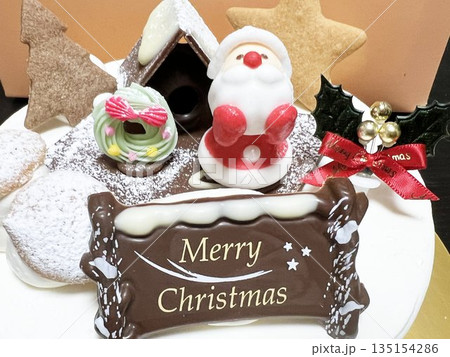 美味しそうなデコレーションケーキ、クリスマスの可愛いケーキ 美味しそうなデコレーションケーキ、クリスマスの可愛いケーキ 135154286