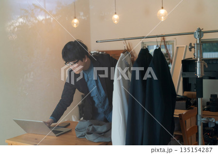 アパレル関連の仕事をする男性 135154287