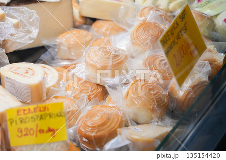 ハンガリー_ブダペスト中央市場 135154420