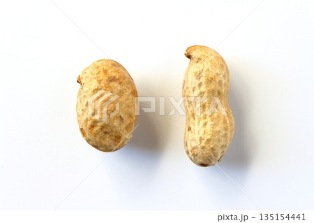 真上から見た白背景の変わった形の落花生 135154441