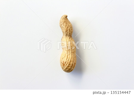 真上から見た白背景の変わった形の落花生 135154447