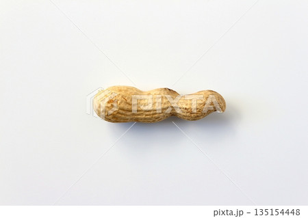 真上から見た白背景の変わった形の落花生 135154448