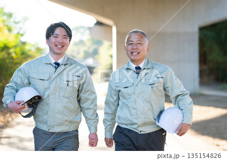歩くベテランと若手技術者 歩くベテランと若手技術者 135154826