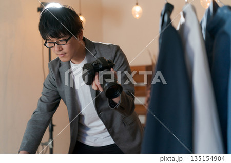 ファッション業界で働くカメラマン ファッション業界で働くカメラマン 135154904