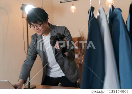ファッション業界で働くカメラマン ファッション業界で働くカメラマン 135154905