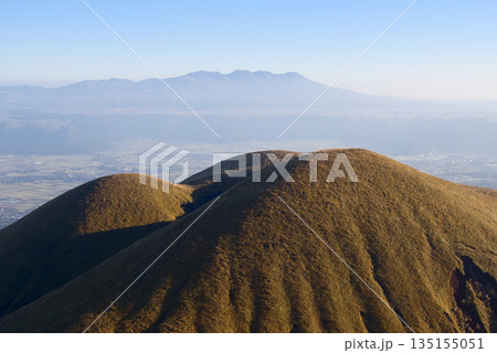 熊本県の阿蘇山、杵島岳から望む往生岳とくじゅう連山 135155051