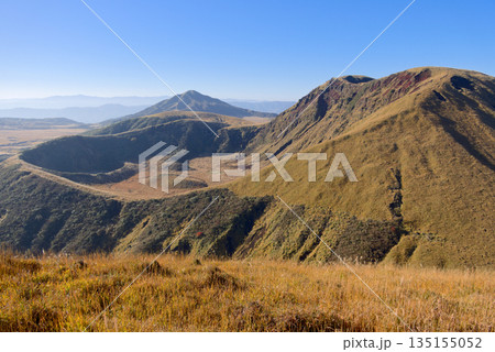 熊本県の阿蘇山、往生岳から望む古御池火口群と杵島岳、後方の烏帽子岳 135155052