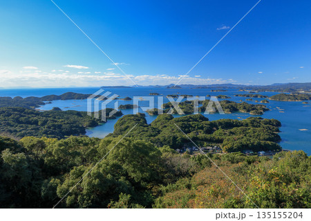 長崎県佐世保市　展海峰展望台からの九十九島の島々の眺望 135155204