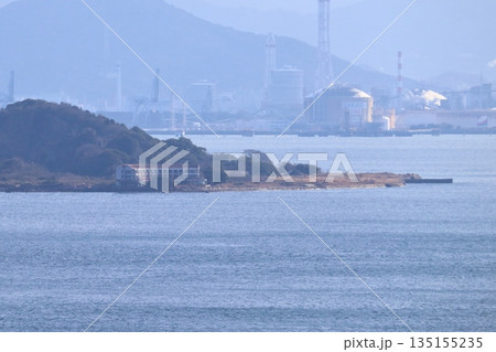 リゾートホテルの廃墟が残る瀬戸内海の小与島（塩飽諸島） 135155235