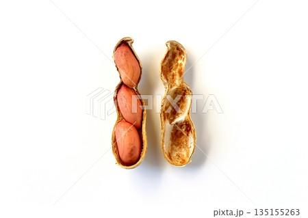 真上から見た白背景の殻を割った落花生 135155263