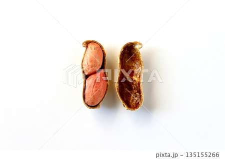 真上から見た白背景の殻を割った落花生 真上から見た白背景の殻を割った落花生 135155266
