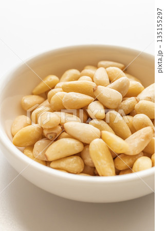 松の実　白バック 135155297