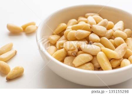 松の実　白バック 135155298