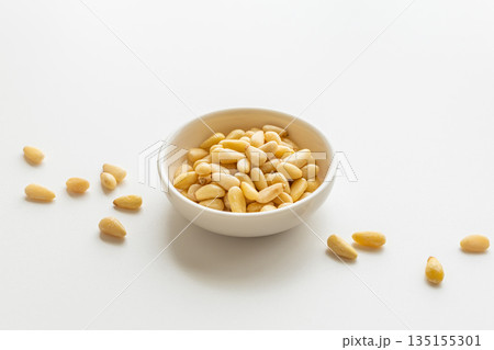 松の実　白バック 135155301