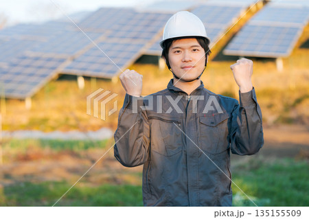 ソーラーパネルの前に立つ作業員 135155509