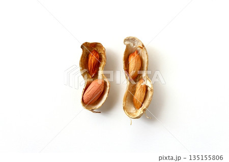 白背景の真上から見た殻を割った粒が萎びた落花生 白背景の真上から見た殻を割った粒が萎びた落花生 135155806