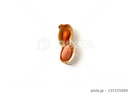 白背景の真上から見た殻を割った粒が萎びた落花生 白背景の真上から見た殻を割った粒が萎びた落花生 135155809
