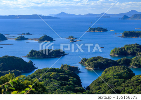 長崎県佐世保市　石岳展望台からの九十九島の島々の眺望 135156375