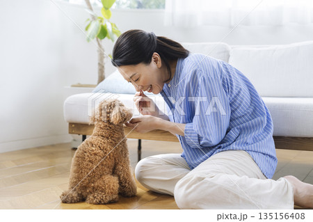 愛犬と遊ぶミドル女性 135156408