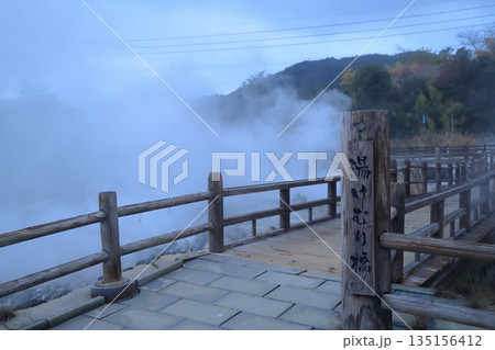 硫黄の匂い漂う雲仙地獄谷の湯けむり橋からの風景 硫黄の匂い漂う雲仙地獄谷の湯けむり橋からの風景 135156412