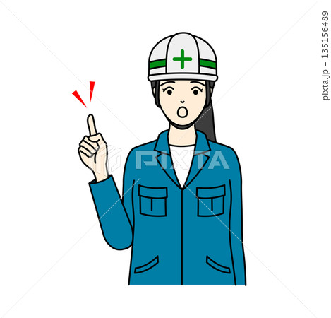ヘルメット姿で驚きながらポイントを指差す女性 ヘルメット姿で驚きながらポイントを指差す女性 135156489