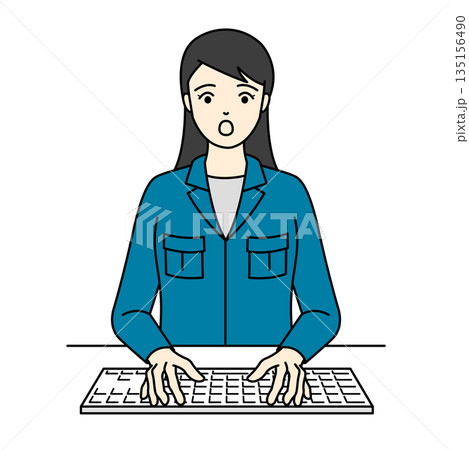 驚いた表情でキーボード入力をする作業服の女性 驚いた表情でキーボード入力をする作業服の女性 135156490