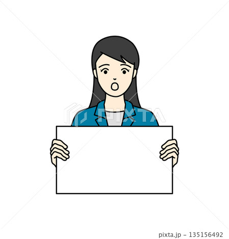 驚いた表情で白いパネルを持つ作業服姿の女性 驚いた表情で白いパネルを持つ作業服姿の女性 135156492