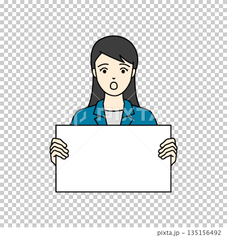 驚いた表情で白いパネルを持つ作業服姿の女性 驚いた表情で白いパネルを持つ作業服姿の女性 135156492