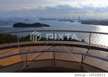 鷲羽山の展望台から眺める瀬戸大橋と塩飽諸島の島々（第二展望台） 135156511