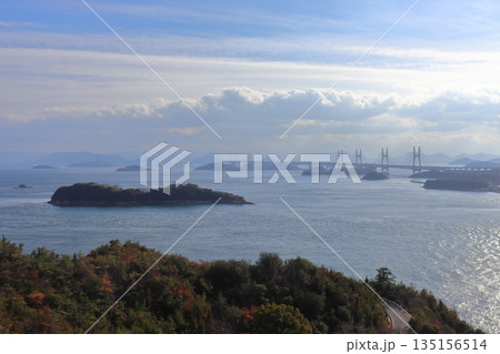 鷲羽山の展望台から眺める瀬戸大橋と塩飽諸島の島々 135156514