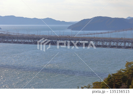 瀬戸大橋を渡ると塩飽諸島の島々 135156515