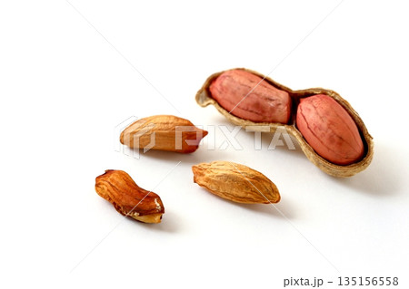 白背景の粒が小さいピーナッツ 135156558