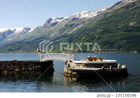 ロストフースの村で長閑な自然を満喫する観光客 135156596