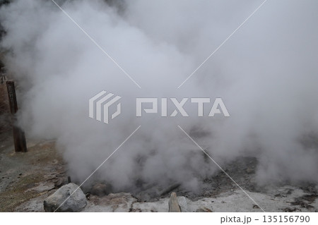 硫黄の匂い漂う雲仙地獄谷　清七地獄の風景 135156790